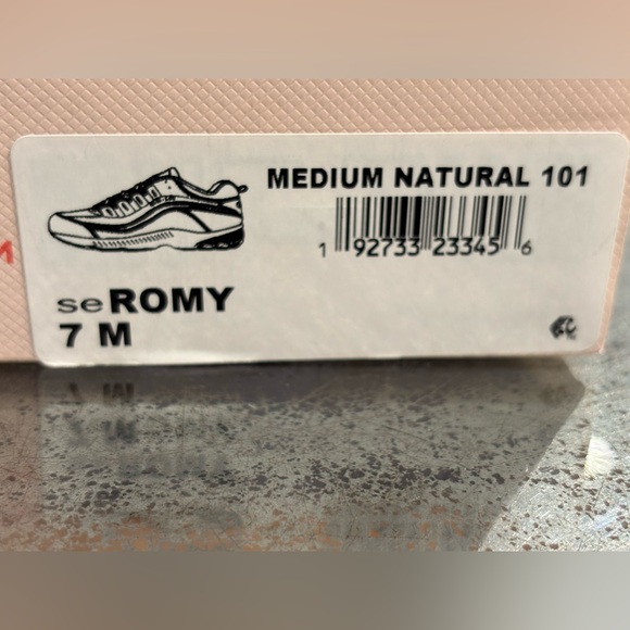 Easy Spirit - Picture 4 of 5